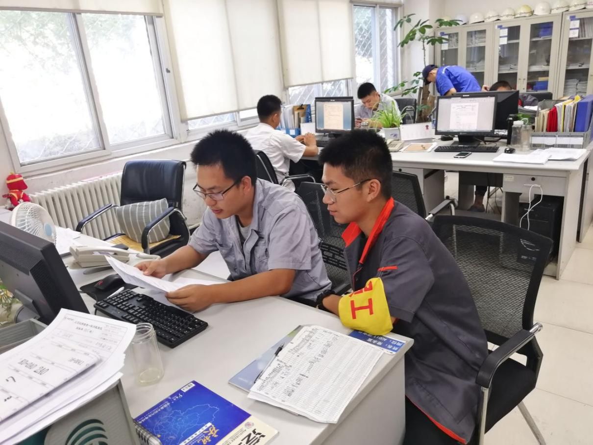 师傅赖志功、徒弟张维昊